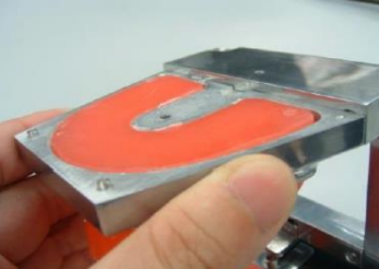 4. Remove excess wax from the base plane and flatten the surface with a spatula, etc.
Put back the base plates and tighten the screws.