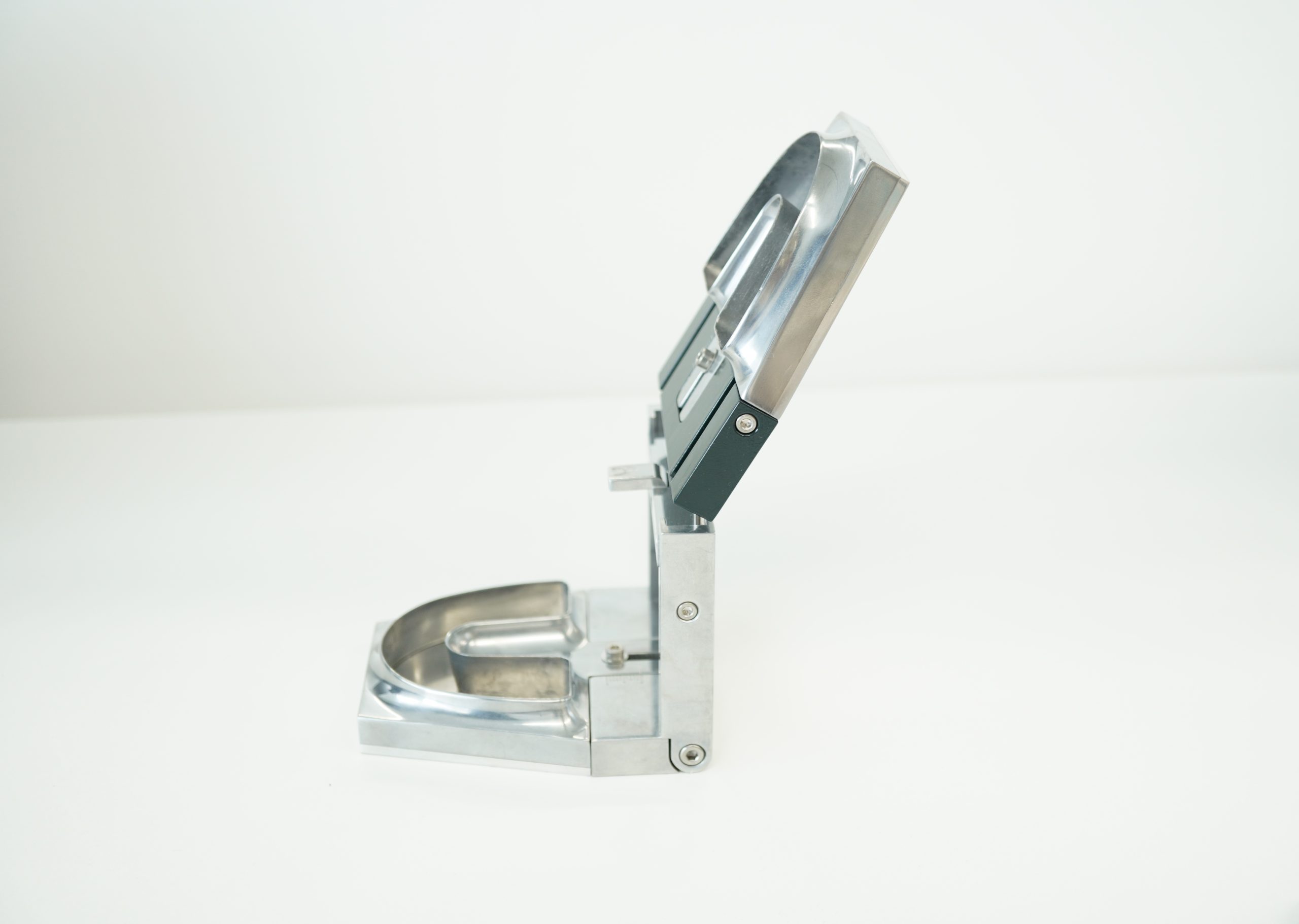 Compact and simple in construction, yet offers superior functionality.
Ideal for practical trainings or courses.