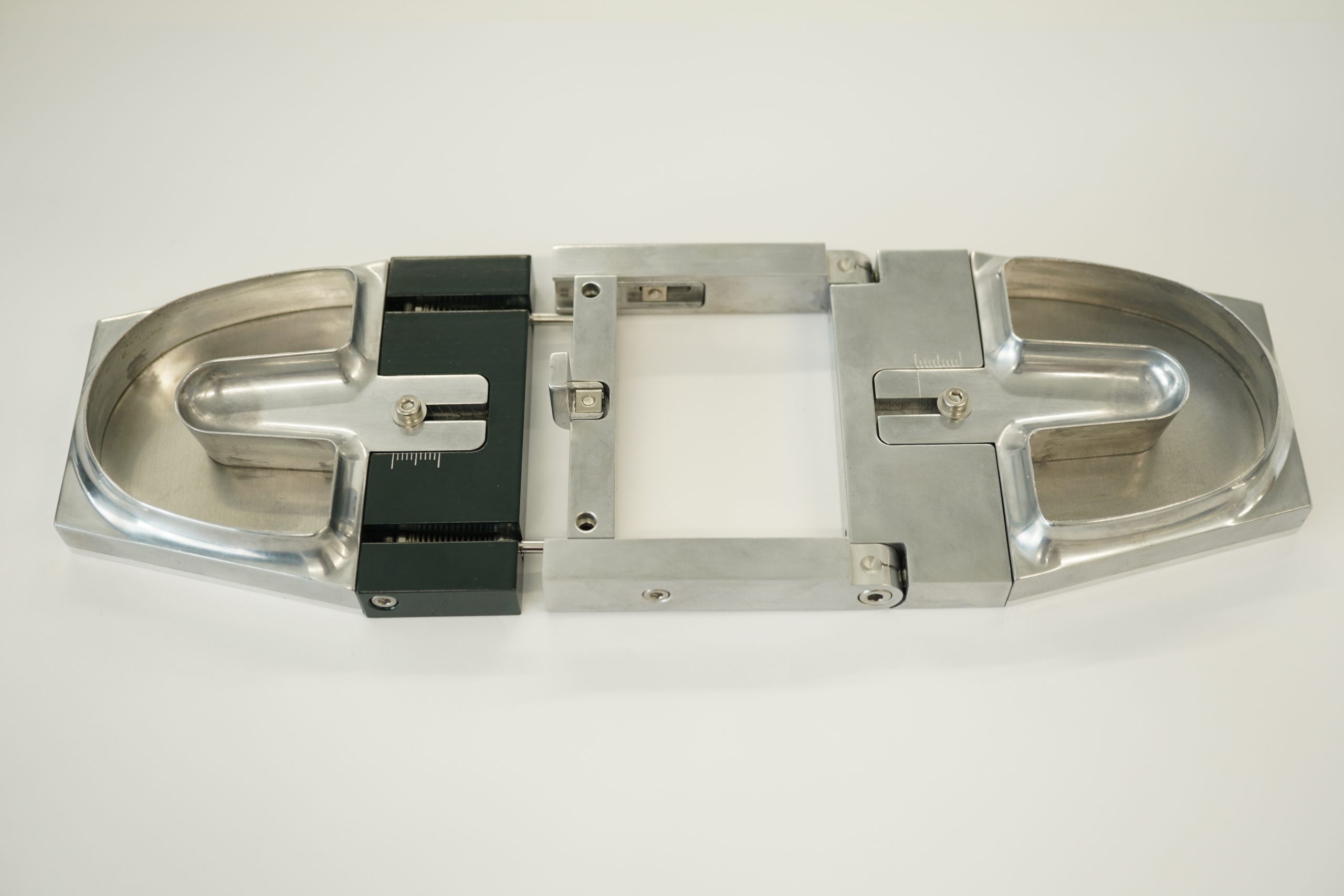 The entire unit can be flattened, which facilitates practical work.
