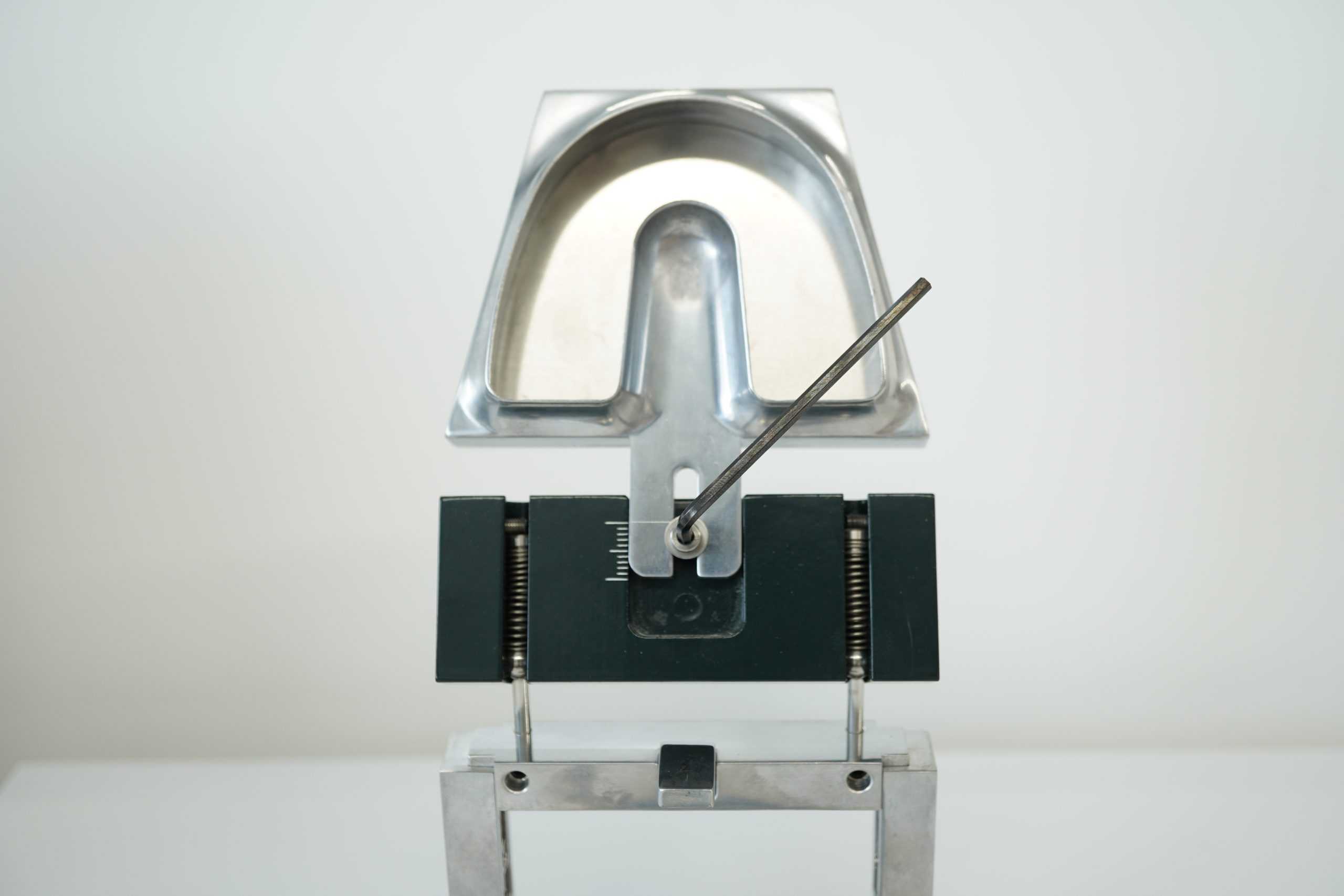 The anterior-posterior positioning of the upper and lower jaws is adjustable (max. 10mm each) with provided wrench.